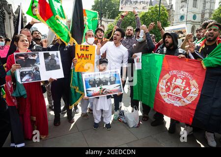 LONDRA, REGNO UNITO. 18 agosto 2021. Un gruppo di afgani protesta contro l'acquisizione dell'Afghanistan da parte dei talebani fuori dalle Camere del Parlamento mercoledì 18 agosto 2021. (Credit: Tejas Sandhu | MI News) Credit: MI News & Sport /Alamy Live News Foto Stock