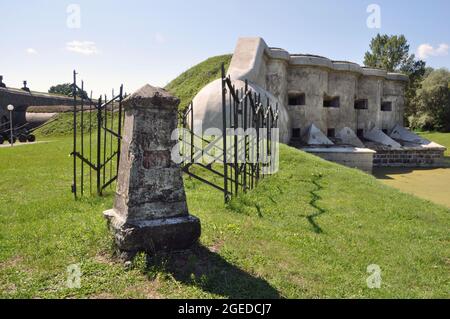 Brest, Bielorussia - 2 agosto 2021: Cartello con l'anno di costruzione del quinto forte della Fortezza di Brest, Bielorussia. Fortificazioni. Foto Stock