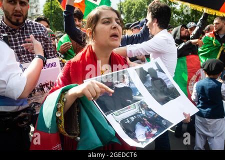 LONDRA, REGNO UNITO. 18 agosto 2021. Un gruppo di afgani protesta contro l'acquisizione dell'Afghanistan da parte dei talebani fuori dalle Camere del Parlamento mercoledì 18 agosto 2021. (Credit: Tejas Sandhu | MI News) Credit: MI News & Sport /Alamy Live News Foto Stock
