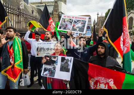 LONDRA, REGNO UNITO. 18 agosto 2021. Un gruppo di afgani protesta contro l'acquisizione dell'Afghanistan da parte dei talebani fuori dalle Camere del Parlamento mercoledì 18 agosto 2021. (Credit: Tejas Sandhu | MI News) Credit: MI News & Sport /Alamy Live News Foto Stock