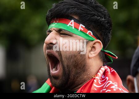 LONDRA, REGNO UNITO. 18 agosto 2021. Un gruppo di afgani protesta contro l'acquisizione dell'Afghanistan da parte dei talebani fuori dalle Camere del Parlamento mercoledì 18 agosto 2021. (Credit: Tejas Sandhu | MI News) Credit: MI News & Sport /Alamy Live News Foto Stock