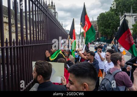 LONDRA, REGNO UNITO. 18 agosto 2021. Un gruppo di afgani protesta contro l'acquisizione dell'Afghanistan da parte dei talebani fuori dalle Camere del Parlamento mercoledì 18 agosto 2021. (Credit: Tejas Sandhu | MI News) Credit: MI News & Sport /Alamy Live News Foto Stock