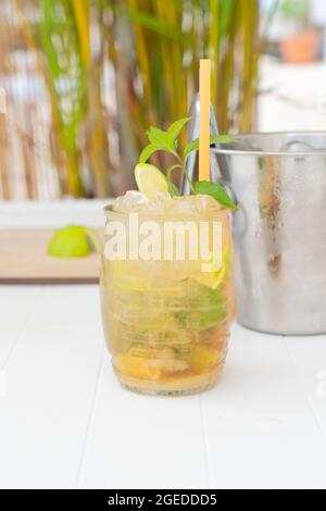 preparazione di cocktail estivi Foto Stock
