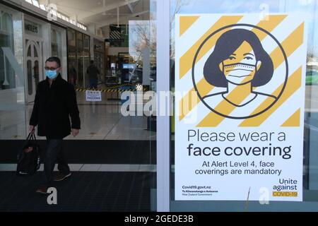 Christchurch, Nuova Zelanda. 19 agosto 2021. Un cartello è visto all'interno di un centro commerciale che consiglia alle persone di indossare i rivestimenti per il viso è richiesto da tutte le persone in Nuova Zelanda.tutto il New Zealand è nel livello di allerta 4 per tre giorni a partire dalle 23.59 del 17 agosto 2021. A partire da oggi, ci sono 55 casi attivi di COVID-19 nel paese. Credit: SOPA Images Limited/Alamy Live News Foto Stock