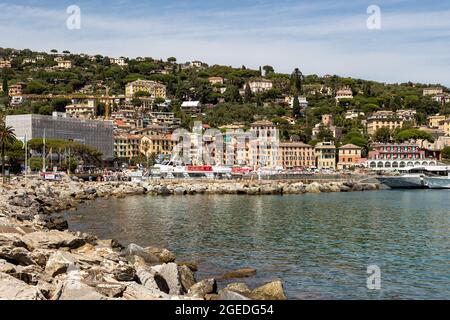 Touristen strömen am 19. Agosto 2021 a die wunderschöne Stadt Santa Margherita im Levante Teil Liguriens. Die schöne Natur mit Meer, Hügeln, wo gewandert und geradelt werden kann sich an der schönen & bunten Architektur. Am Hafen von Santa Margherita legen viele Boote und Yachten An. * i turisti visitano la bellissima Santa Marghrita nella parte Levante della Ligury, Italia settentrionale, il 19 agosto 2021. La gente ama Santa Margherita come la Ligury a causa della bella nura con le colline/montagne ligure e il mare come il colorfu locale Foto Stock