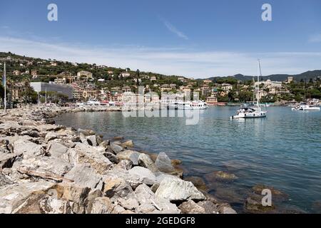 Touristen strömen am 19. Agosto 2021 a die wunderschöne Stadt Santa Margherita im Levante Teil Liguriens. Die schöne Natur mit Meer, Hügeln, wo gewandert und geradelt werden kann sich an der schönen & bunten Architektur. Am Hafen von Santa Margherita legen viele Boote und Yachten An. * i turisti visitano la bellissima Santa Marghrita nella parte Levante della Ligury, Italia settentrionale, il 19 agosto 2021. La gente ama Santa Margherita come la Ligury a causa della bella nura con le colline/montagne ligure e il mare come il colorfu locale Foto Stock