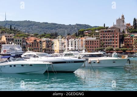 Touristen strömen am 19. Agosto 2021 a die wunderschöne Stadt Santa Margherita im Levante Teil Liguriens. Die schöne Natur mit Meer, Hügeln, wo gewandert und geradelt werden kann sich an der schönen & bunten Architektur. Am Hafen von Santa Margherita legen viele Boote und Yachten An. * i turisti visitano la bellissima Santa Marghrita nella parte Levante della Ligury, Italia settentrionale, il 19 agosto 2021. La gente ama Santa Margherita come la Ligury a causa della bella nura con le colline/montagne ligure e il mare come il colorfu locale Foto Stock