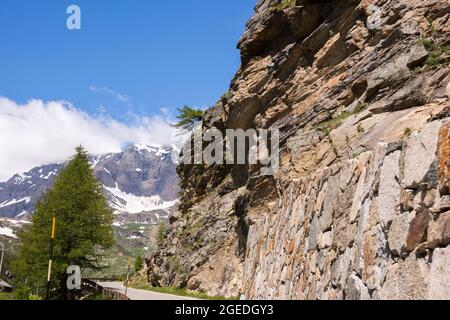 Strade di montagna tra Ceresole reale e il Nivolet in Piemonte in Italia Foto Stock