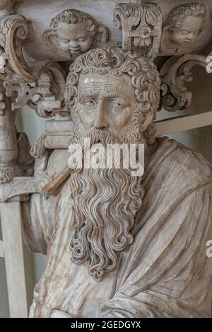 Statua interna del vecchio cavaliere monaco con grande spada nella cattedrale di Magdeburg, Magdeburg, Germania Foto Stock