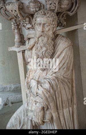 Statua interna del vecchio cavaliere monaco con grande spada nella cattedrale di Magdeburg, Magdeburg, Germania Foto Stock