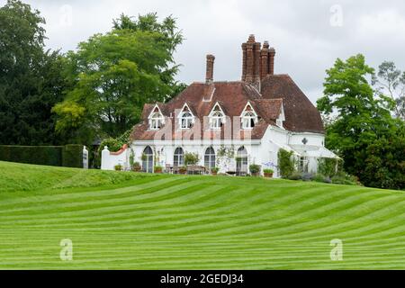 Houghton Lodge House and Gardens on the River Test in Hampshire, Inghilterra, Regno Unito, durante l'estate Foto Stock