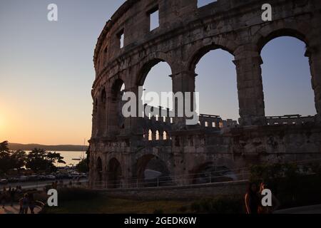 Arena romana del primo secolo a Pola. Seconda arena più grande d'Europa. Foto scattata di sera con grande luce. Foto Stock