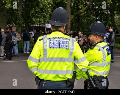 LONDRA HYDE PARK ALTOPARLANTI ANGOLO METROPOLITAN POLIZIOTTI IN SERVIZIO NEL PARCO Foto Stock