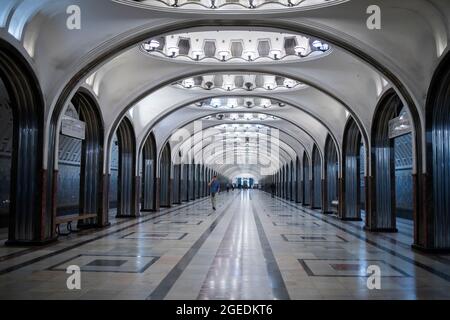 Mosca - Agosto 22, 2016: Mayakovskaya la stazione della metropolitana di Mosca, Russia. Un raffinato esempio di architettura stalinista e uno dei più famosi Metro sta Foto Stock