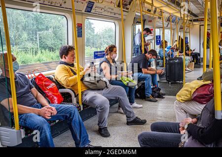 WIMBLEDON LONDRA 19 agosto 2021. Le persone che viaggiano sulla metropolitana di Londra, che è più affollato e che indossa maschere è ancora obbligatorio, ma un numero crescente ignora le istruzioni del governo. È un mese dalla Giornata della libertà del 19 luglio, quando la maggior parte delle restrizioni legali sono state revocate. Credit amer Ghazzal/Alamy Live News Foto Stock