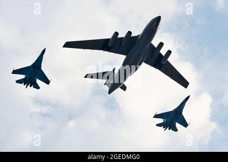 Kiev, Ucraina. 18 agosto 2021. KIEV, UCRAINA - AGOSTO 18: Aerei militari ucraini volano durante una prova per la parata militare del giorno dell'Indipendenza a Kiev centrale (Foto di Aleksandr Gusev/Pacific Press) Credit: Pacific Press Media Production Corp./Alamy Live News Foto Stock