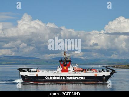 Claonaig a Lochranza, traghetto per auto e passeggeri per l'isola di Arran, Scozia. Il traghetto si sta avvicinando a Lochranza e sta abbassando la parte anteriore . Agosto Foto Stock