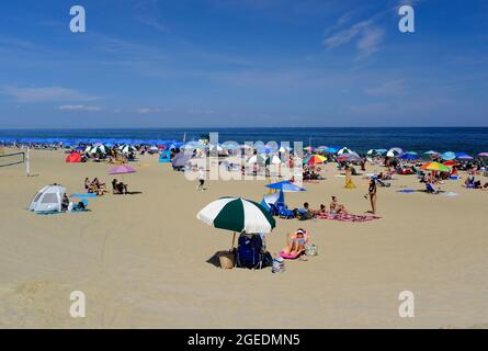 : grandi folle godendosi una giornata di spiaggia soleggiata a Long Branch lungo la costa del New Jersey Foto Stock