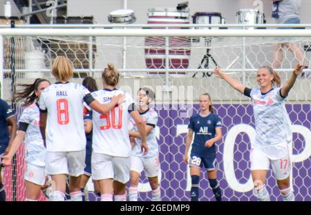 Louisville, Stati Uniti. 18 agosto 2021. I giocatori del FC Bayern festeggiano il punteggio della Womens Cup tra il FC Bayern e il Paris Saint-Germain al Lynn Family Stadium di Louisville, Kentucky. NESSUN UTILIZZO COMMERCIALE credito: SPP Sport Press Photo. /Alamy Live News Foto Stock