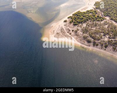 Vista aerea di Lagoa de Albufeira, un lago naturale sulla costa portoghese, Setubal, Portogallo Foto Stock