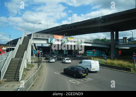 Il Flyover A406 e l'attraversamento pedonale allo Staples Corner vicino a Brent Cross a Londra, Inghilterra, Regno Unito Foto Stock