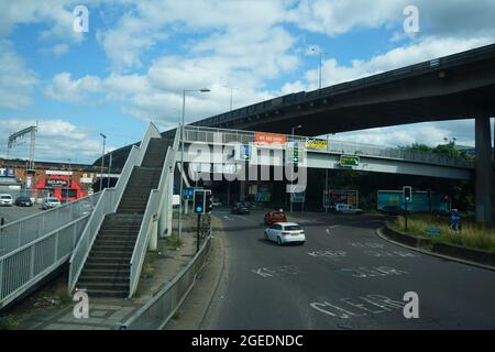 Il Flyover A406 e l'attraversamento pedonale allo Staples Corner vicino a Brent Cross a Londra, Inghilterra, Regno Unito Foto Stock