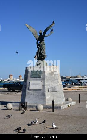 Rodi, Grecia 06-02-2021 Vista al Porto di Mandraki con il secondo memoriale della guerra mondiale Foto Stock