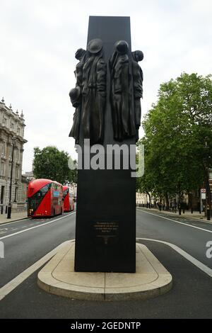 La scultura del Memoriale delle Donne della Guerra Mondiale 2 di John W. Mills a Whitehall, Londra, Inghilterra, Regno Unito Foto Stock