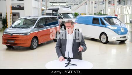 05 luglio 2021, bassa Sassonia, Hannover: Carsten Intra, Presidente del Consiglio di Amministrazione dei veicoli commerciali Volkswagen, interviene ad un evento stampa a VW Hannover di fronte a un VW Multivan T7 (l) e ad un bus elettrico ID.Buzz. Foto: Julian Stratenschulte/dpa Foto Stock