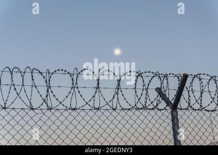 Recinto di sicurezza dell'aeroporto al tramonto, Kabul, Afghanistan Foto Stock