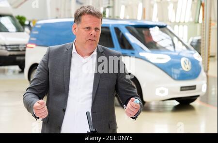 05 luglio 2021, bassa Sassonia, Hannover: Carsten Intra, presidente del consiglio di amministrazione dei veicoli commerciali Volkswagen, parla di fronte a un bus elettrico ID.Buzz durante un evento stampa a VW Hannover. Foto: Julian Stratenschulte/dpa Foto Stock