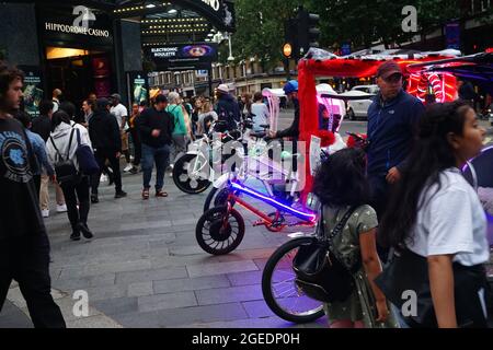 Pedonale a Charing Cross Rd nel tardo pomeriggio Foto Stock