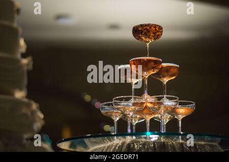 piccola torre di calice di champagne nel ricevimento di nozze, girato con fuoco stretto. Foto Stock