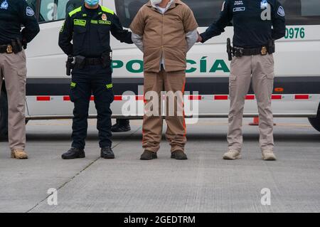 Immagini di Yamit picon Rodriguez alias 'CHONCHA' Henry Trigos Celon alias 'HENRY' sia dell'ELN Guerrilla che di Alexander Montoya Usuga alias 'El Flaco' del Clan del Golfo sono scoraggiati dalla polizia di Interpol e dalla polizia della Colombia prima della loro estradizione negli Stati Uniti, Nella base militare CATAM a Bogotà, Colombia, il 19 agosto 2021. Foto Stock