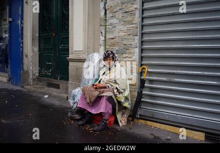 Donna musulmana che chiede in strada, Rue des Poissoniers, 75018, Parigi, Francia Foto Stock