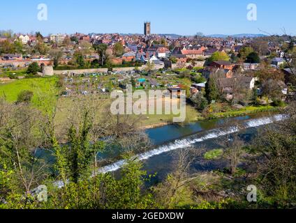 La città di Ludlow, Shropshire, con il fiume Teme, visto da Whitcliffe comune. Foto Stock