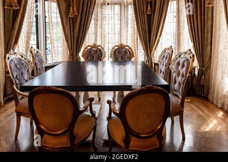 Tavolo da pranzo e sedie antichi a Casa Loma. Casa Loma è un castello di architettura gotica revival che è una delle principali attrazioni turistiche della città di Tor Foto Stock