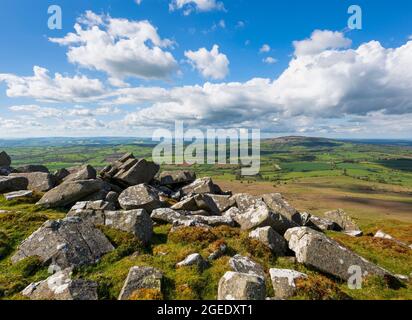 Guardando Brown Clee e il Long Mynd da Tittestone Clee, Shropshire. Foto Stock