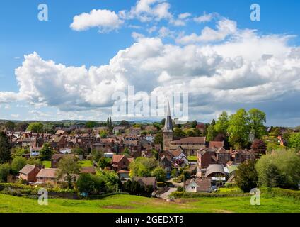 Cleobury Mortimer, Shropshire, con la chiesa di St Mary con la sua guglia intrecciata. Foto Stock