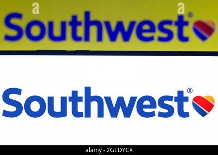 In questa illustrazione fotografica viene visualizzato il logo Southwest Airlines sullo smartphone. Foto Stock