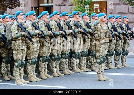 Kiev, Ucraina. 18 agosto 2021. KIEV, UCRAINA - 18 AGOSTO: Le unità delle forze armate ucraine partecipano a una prova di parata militare in occasione della Giornata dell'Indipendenza a Khreschatyk Street a Kiev, Ucraina il 18 agosto 2021. (Foto di Aleksandr Gusev/Pacific Press/Sipa USA) Credit: Sipa USA/Alamy Live News Foto Stock