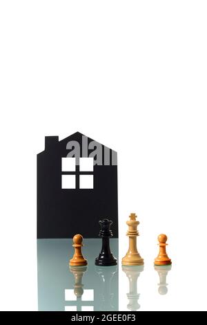 Fotografia concettuale di due pezzi di scacchi che rappresentano metaforicamente una coppia eterosessuale interrazziale che forma una famiglia con due figli; con il Foto Stock
