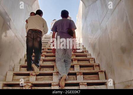 AGRA, INDIA - 18 OTTOBRE 2008: La gente sale le scale in Taj Mahal Foto Stock
