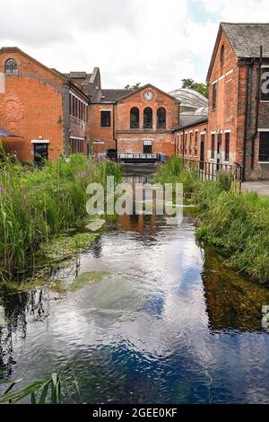 Whitchurch, Hampshire, Inghilterra - Agosto 2021: Ingresso alla distilleria Bombay Sapphire Gin, che è ospitato in un antico mulino di carta storico. Foto Stock