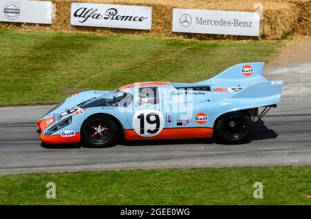 Porsche 917K in classico Gulf Oil schema colore auto da corsa che guida su la pista di salita al Goodwood Festival of Speed Motor Racing evento 2014 Foto Stock