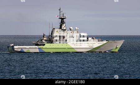 Falmouth Harbour, Cornovaglia, Regno Unito. 19 agosto 2021. La nave Royal Navy Patrol HMS Severn P282 parte da Falmouth Harbour con la sua nuova livrea "Western Approaches", usata per la prima volta sulle navi nella seconda guerra mondiale. La livrea è un tributo a tutti i marinai morti e combattuti nella battaglia dell'Atlantico. HMS Severn sarà ricommissionato il 28 agosto 2021 Credit: Bob Sharples/Alamy Live News Foto Stock