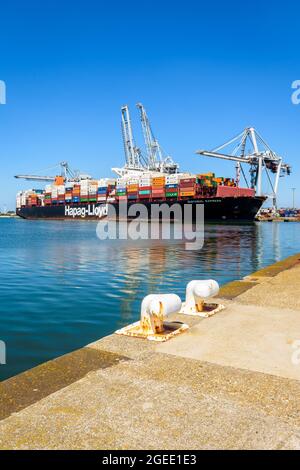 La nave container Guayaquil Express della compagnia di navigazione Hapag-Lloyd è caricata da gru a portale nel porto di le Havre, Francia. Foto Stock