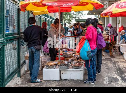 NGONG PING, HONG KONG - 23 agosto 2018: La vita per la gente comune villaggio di pescatori nell'isola di Hong Kong - Ngong Ping Foto Stock