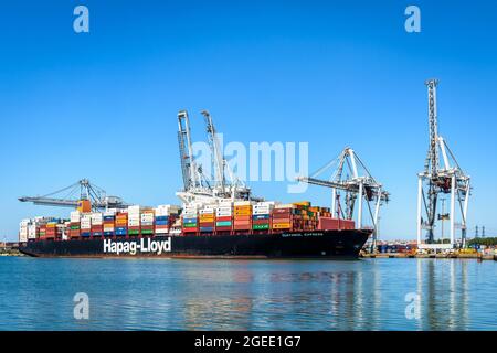 La nave container Guayaquil Express della compagnia di navigazione Hapag-Lloyd è caricata da gru a portale nel porto di le Havre, Francia. Foto Stock