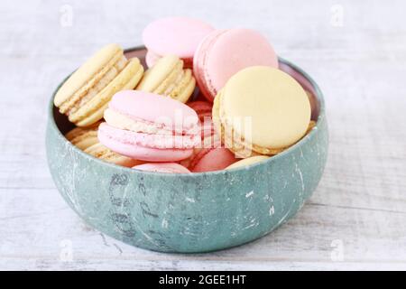 Amaretti francesi in ciotola blu. Dessert party Foto Stock